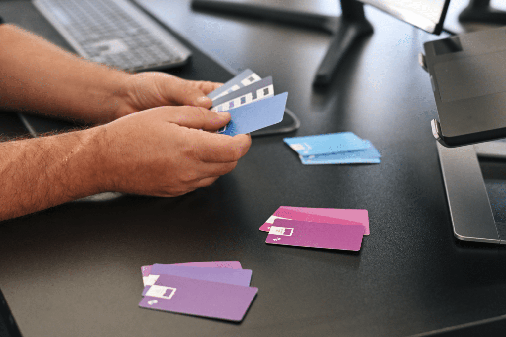 Grafikdesign Köln Farbkarten in Händen