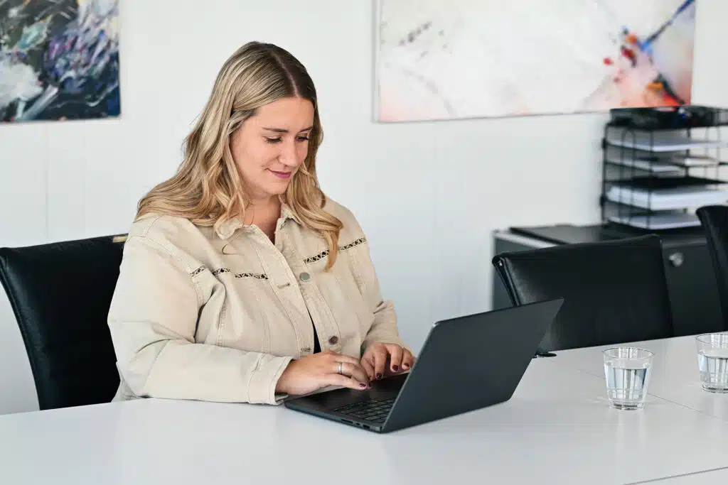 Lokale Suchmaschinen­optimierung | Büroarbeit Laptop