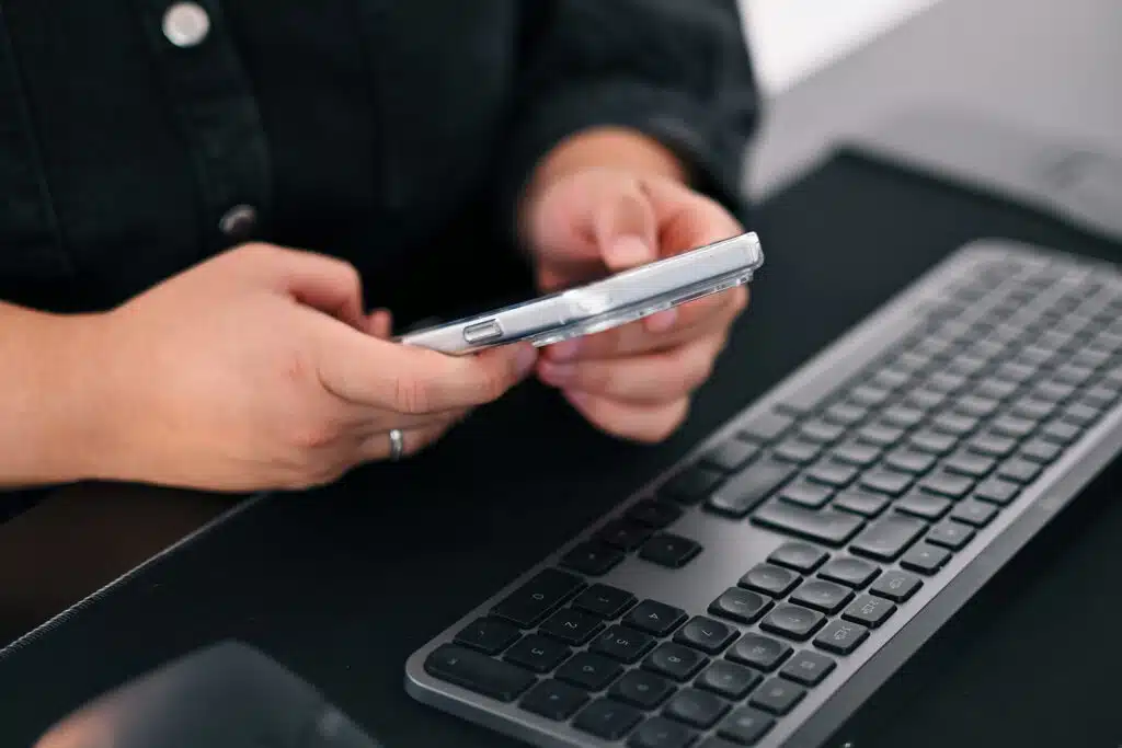 SEO Experte(n) Köln Smartphone und Tastatur