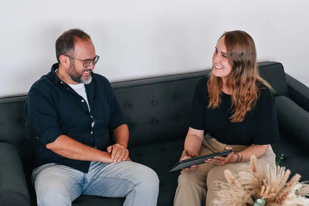 Website-Strategie | Geschäftsgespräch Couch