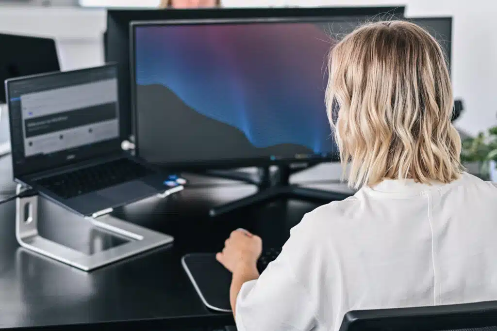 UX & UI Strategie | Büroarbeit Multitasking
