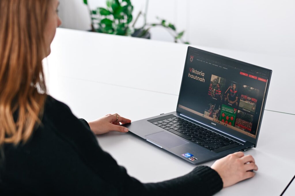 Exklusive Einladung | Case viktoria koeln 1904 webdesign koeln laptop